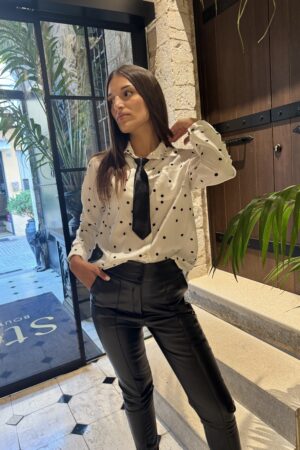 ΠΟΥΚΑΜΙΣΟ ΠΟΥΑ ΜΕ ΓΡΑΒΑΤΑ